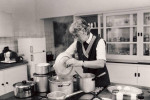 Zr. Martha bereidt de maaltijd